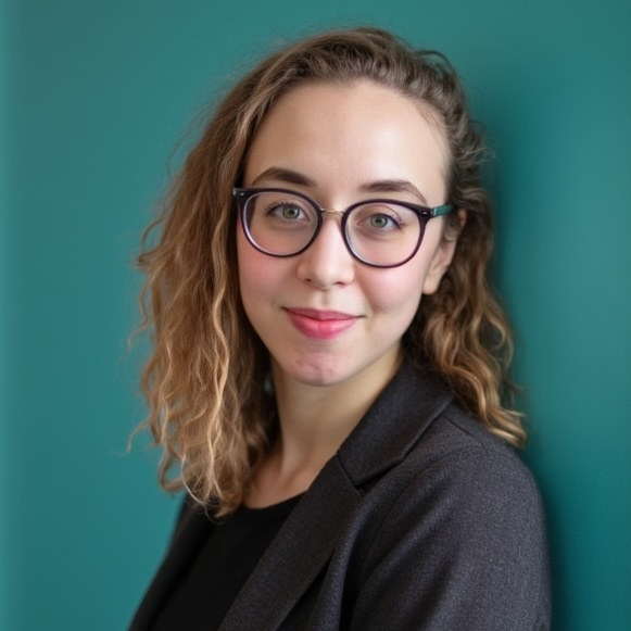 Junge Frau mit blonden Locken und Brille lächelt freundlich vor türkisfarbenem Hintergrund - YANA Bestattungen Deutschland.